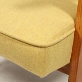 Fauteuil en bois et velours jaune par Chierowski