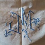 Drap ancien brodé métis fleur bleue dans la lisière 205 X 315 cm