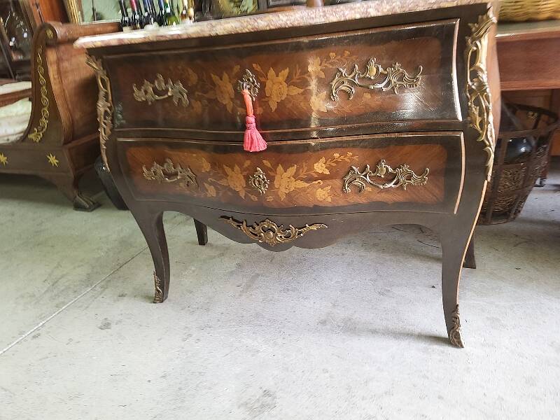 Commode sauteuse en bois de rose plateau en marbre rose