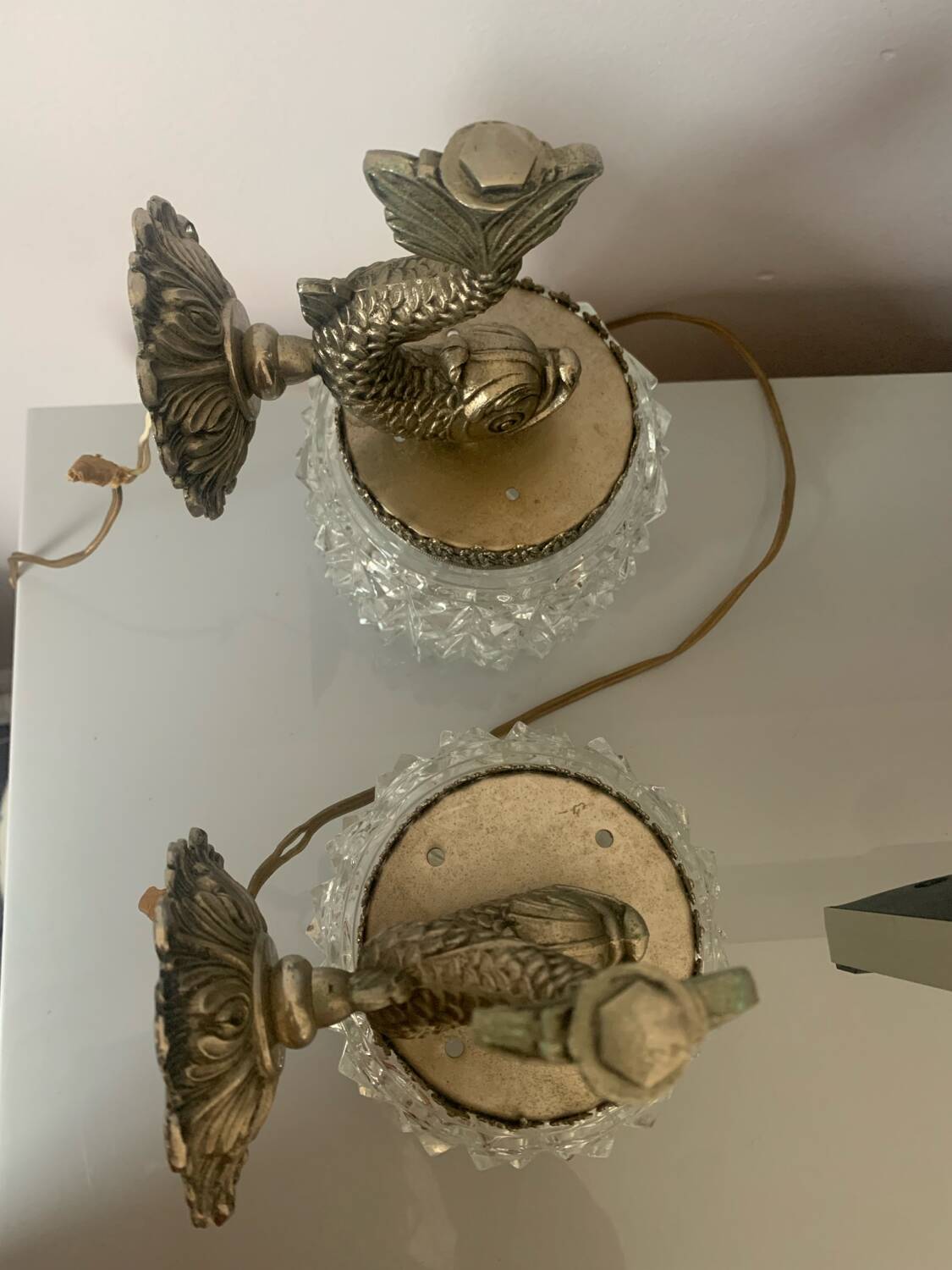 Paire d’appliques murales au dauphin années 50 en bronze argenté et verre taille diamant