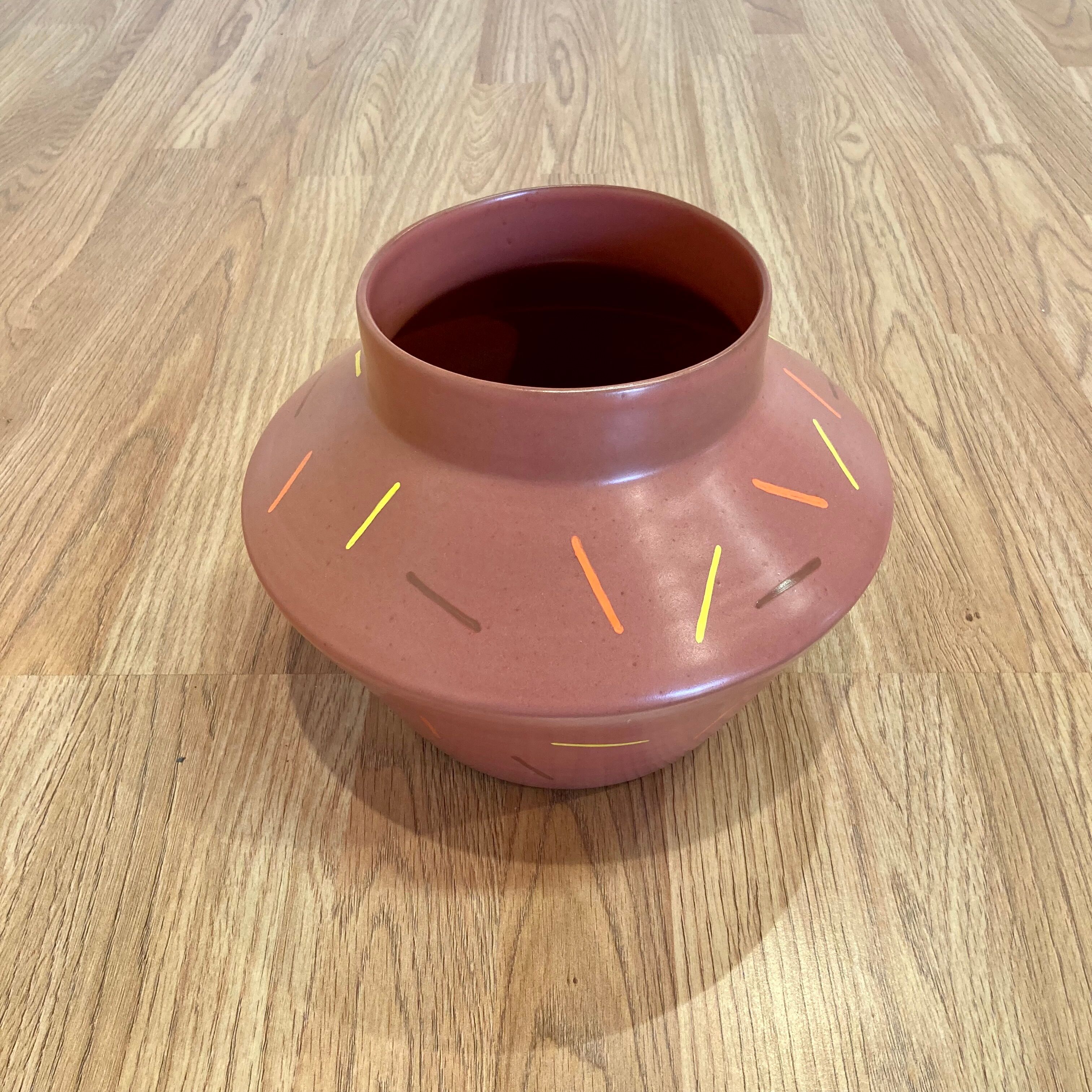 Vase design scandinave entièrement fait à la main.