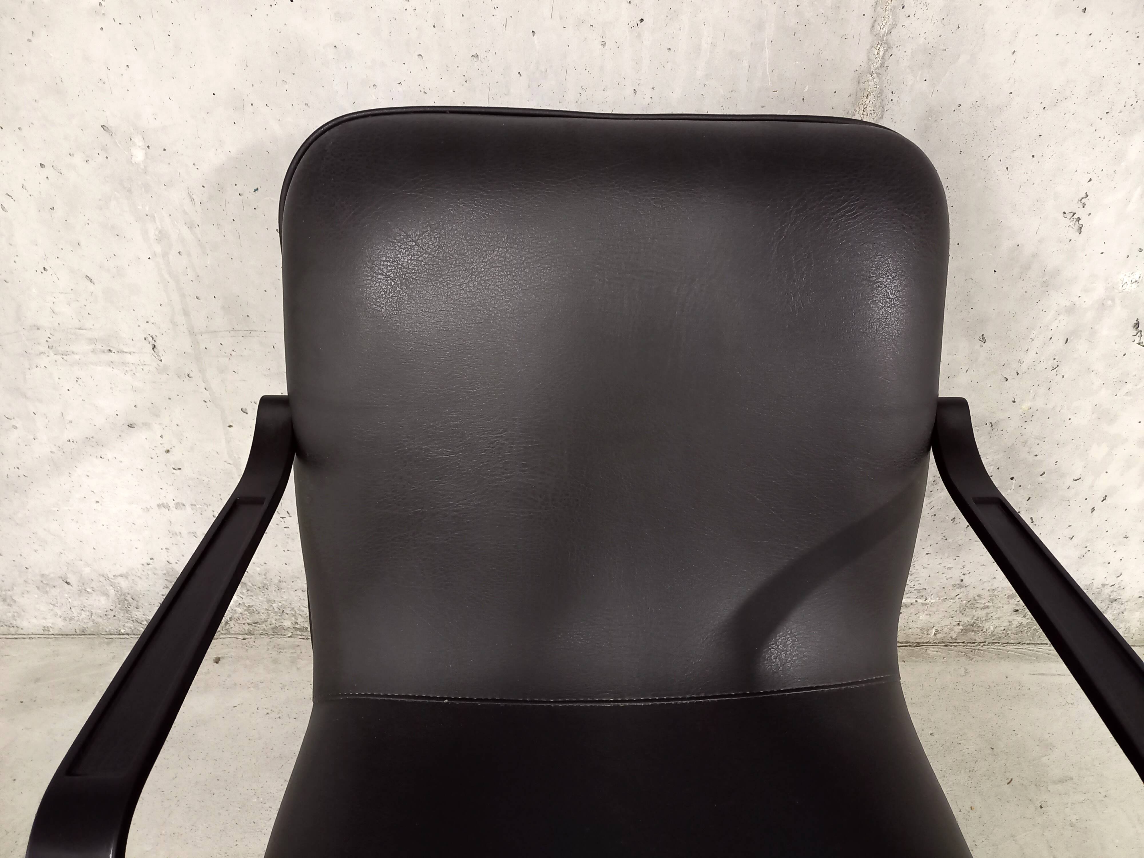 Vintage 70s swivel office chair in skai and black metal