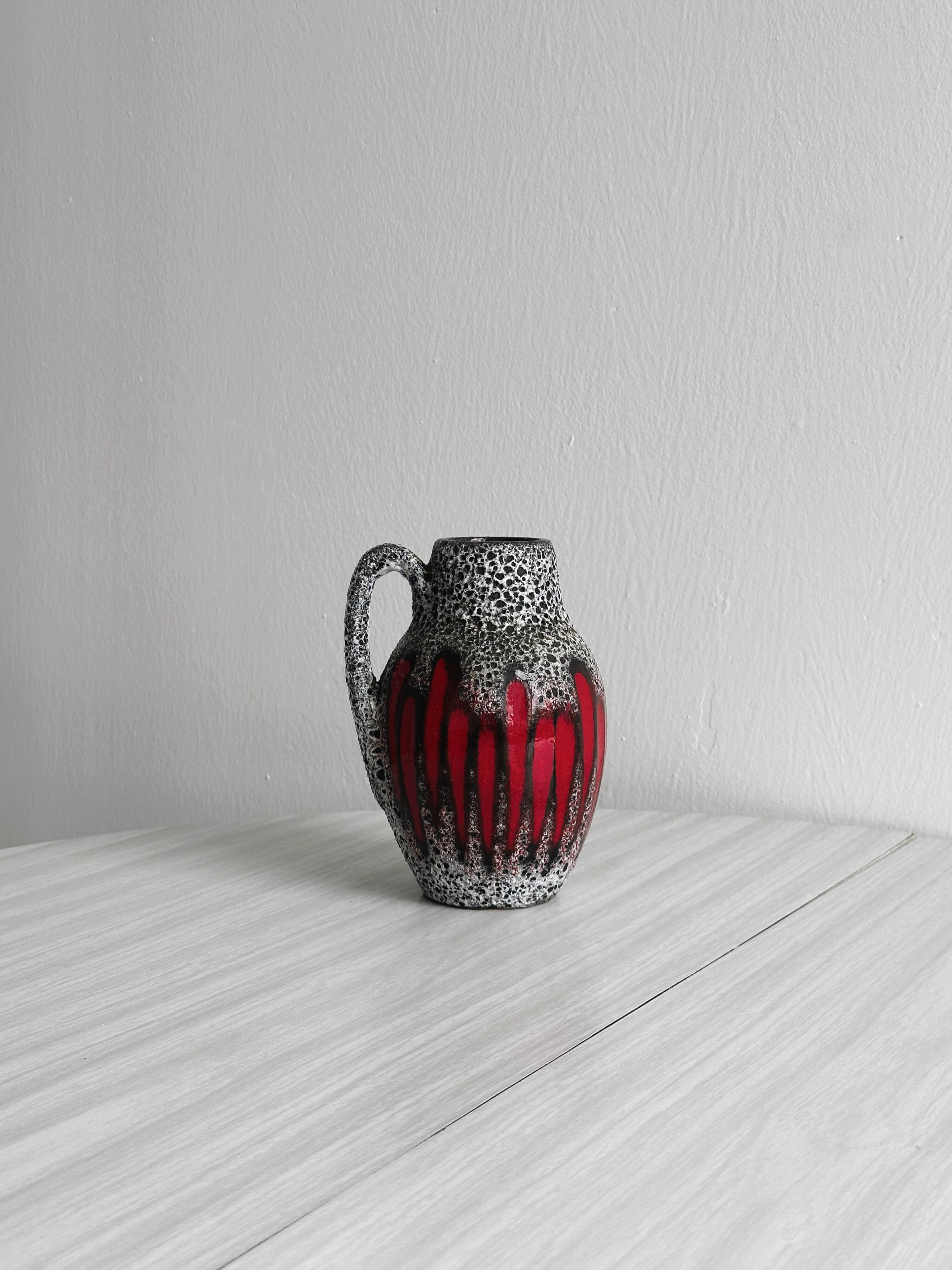 Petit pichet ou vase en céramique texturée