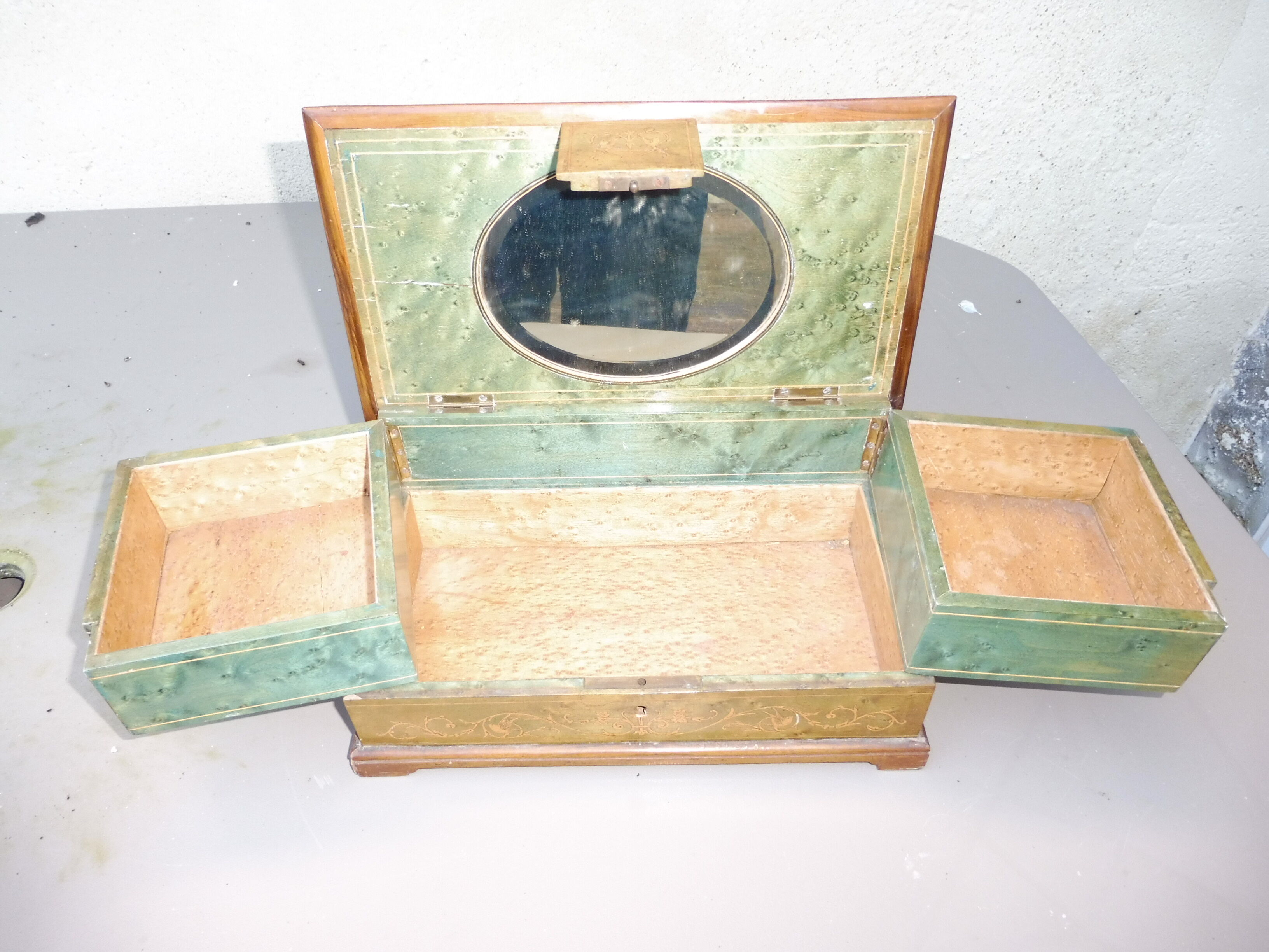 Marquetry jewellery box with foliage decoration