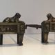Paire de chenets d'époque Empire en bronze représentant des lions allongés