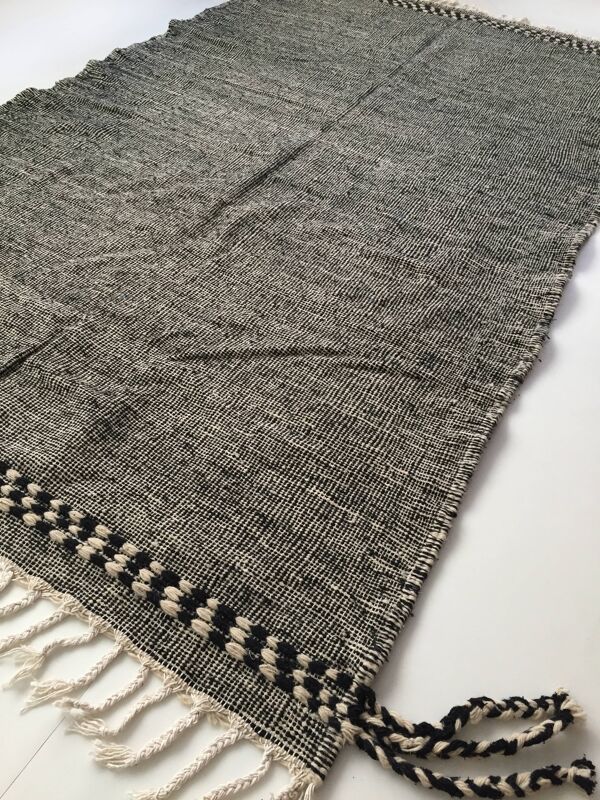 Tapis kilim berbère marocain zanafi écru et noir 262x151cm
