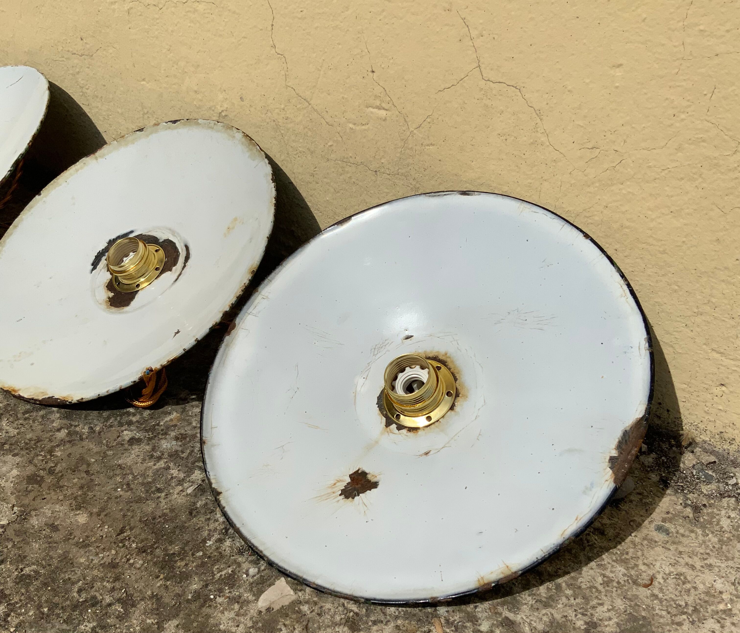 Three Suspensions enamelled sheet green and white golden threads brass socket