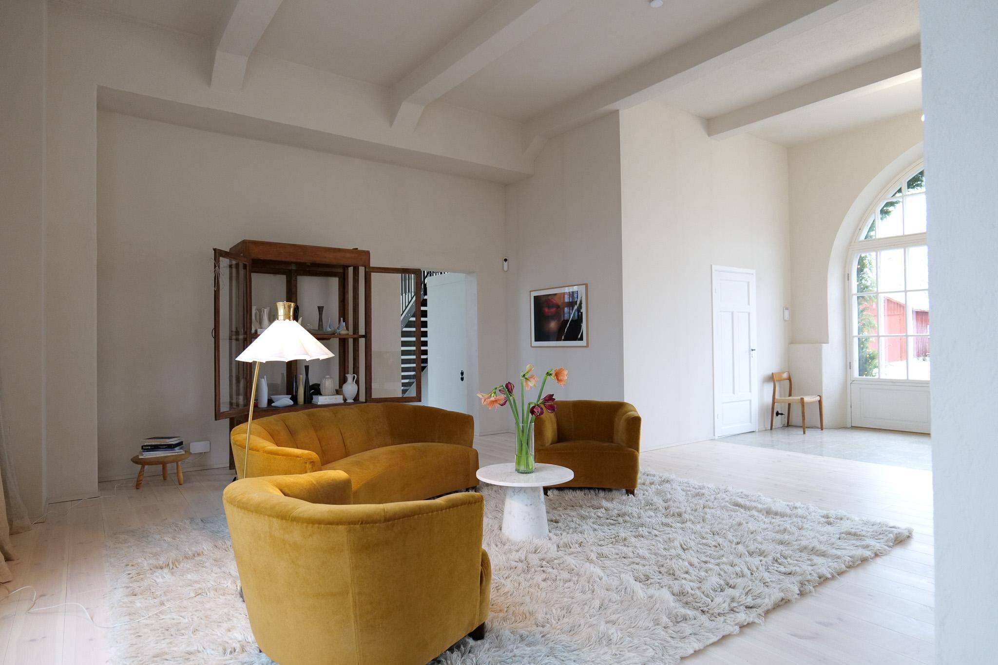 Curved mid-century floor lamp in brass and stone