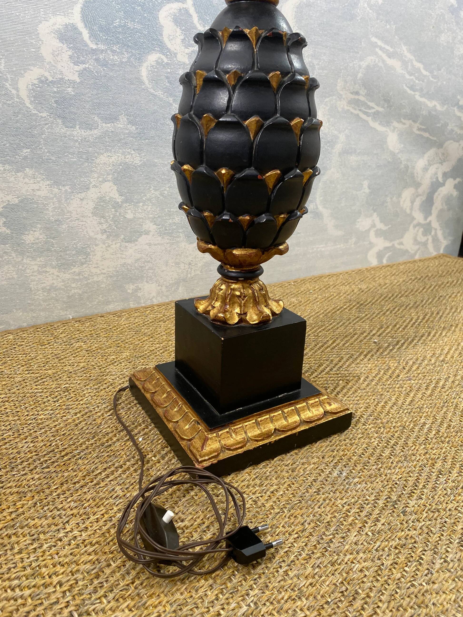 Grande lampe de table ananas en bois sculpté noir et or, France, début du XXe siècle