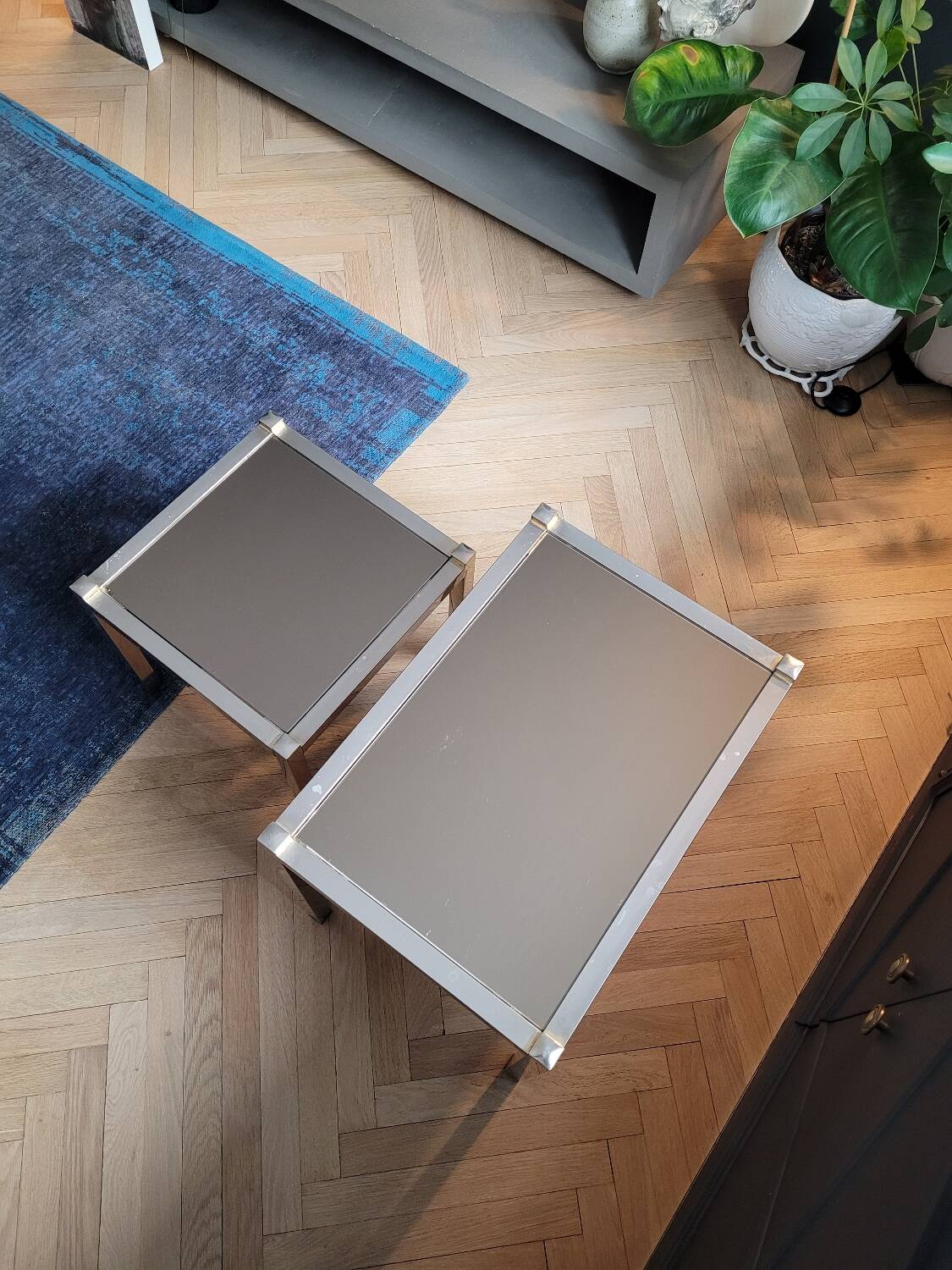 Tables gigognes en métal doré/chromé et miroir ambré