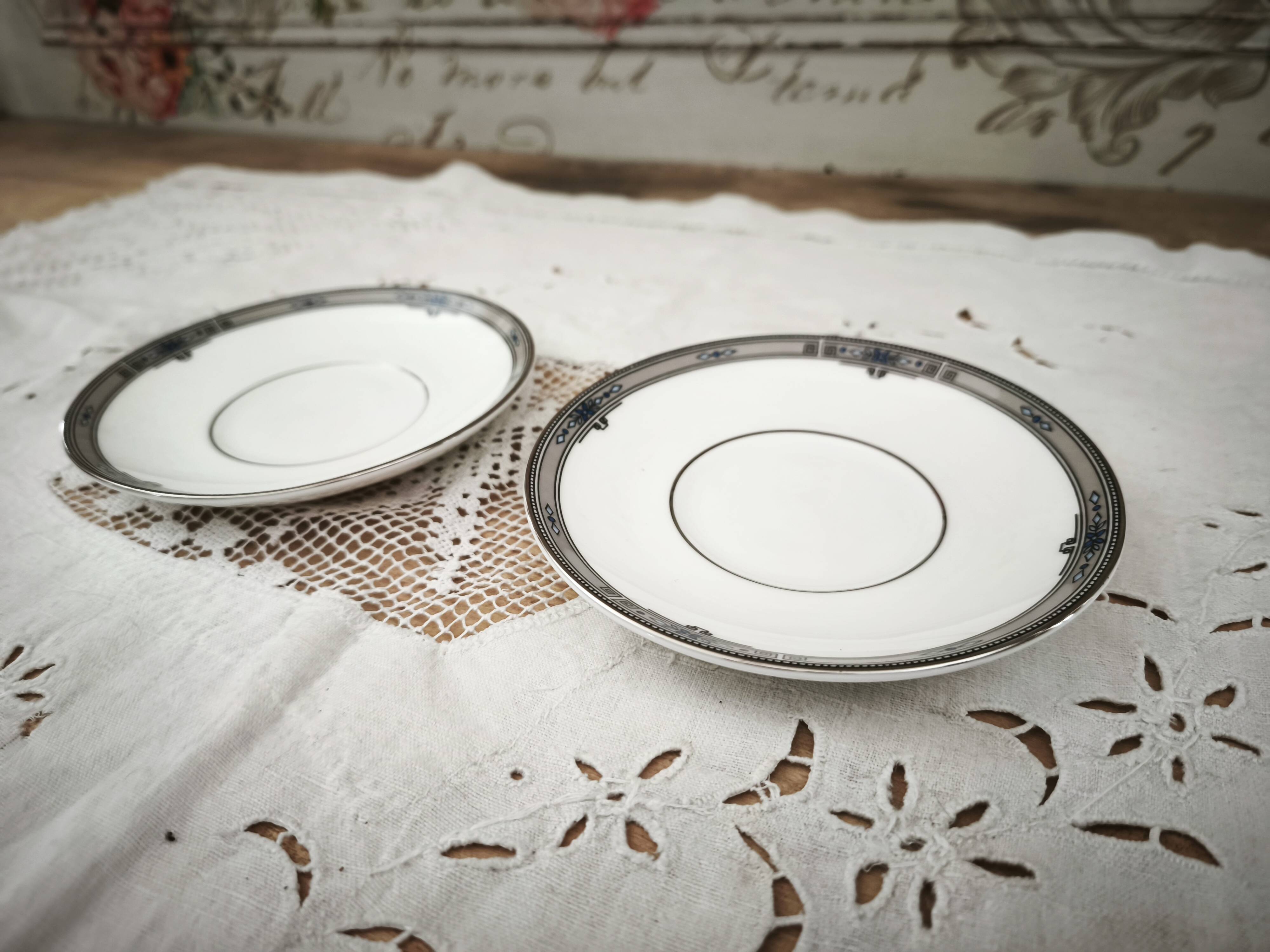 Lot de 2 sous-tasses en porcelaine anglaise Wedgwood modèle Amherst