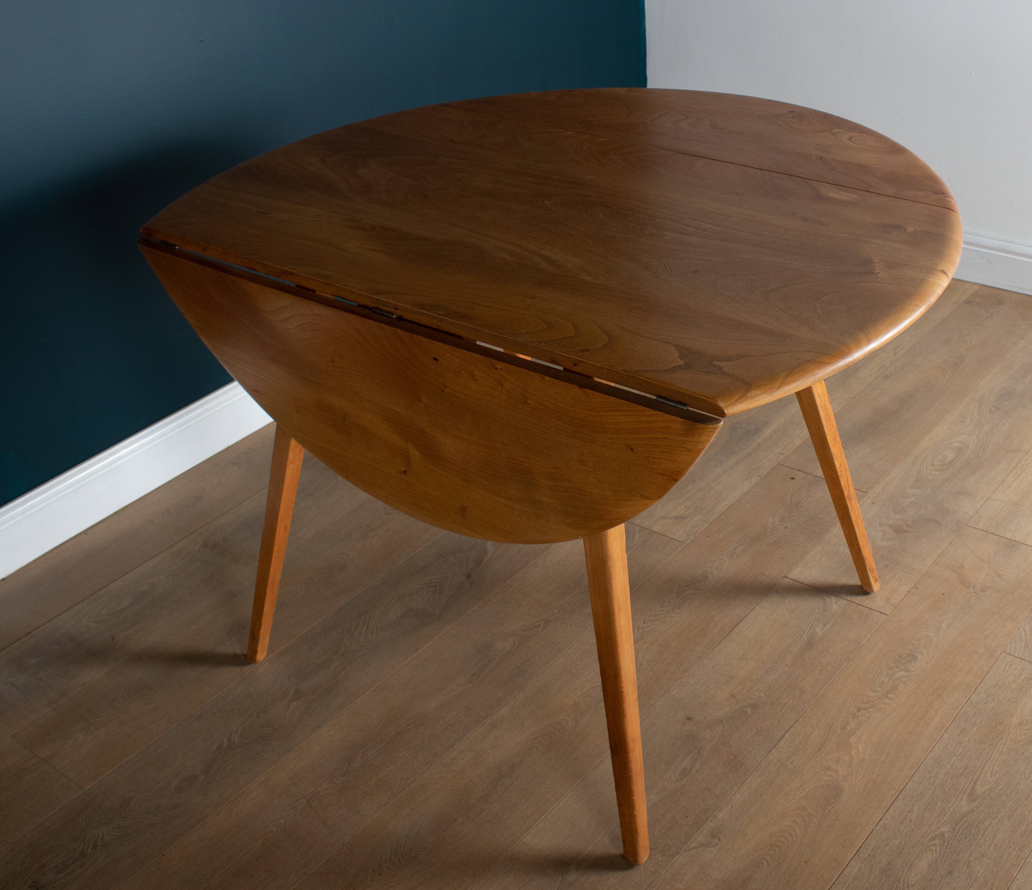 Table à manger ronde 384  et quatre fauteuils 370 Windsor