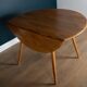 Table à manger ronde 384  et quatre fauteuils 370 Windsor