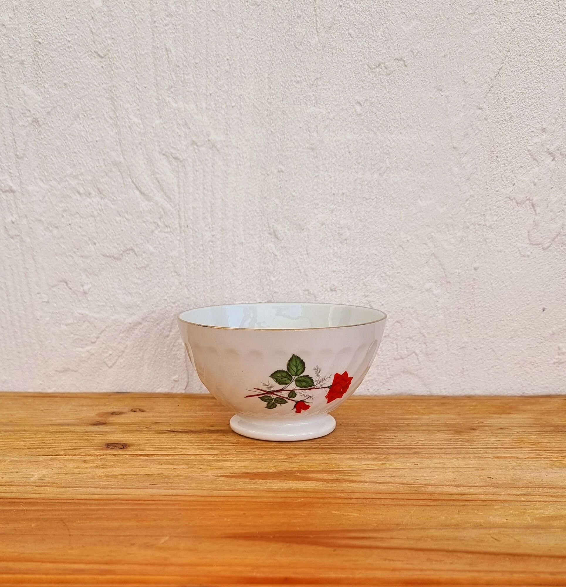 Set of 4 small porcelain bowls decorated with vintage roses