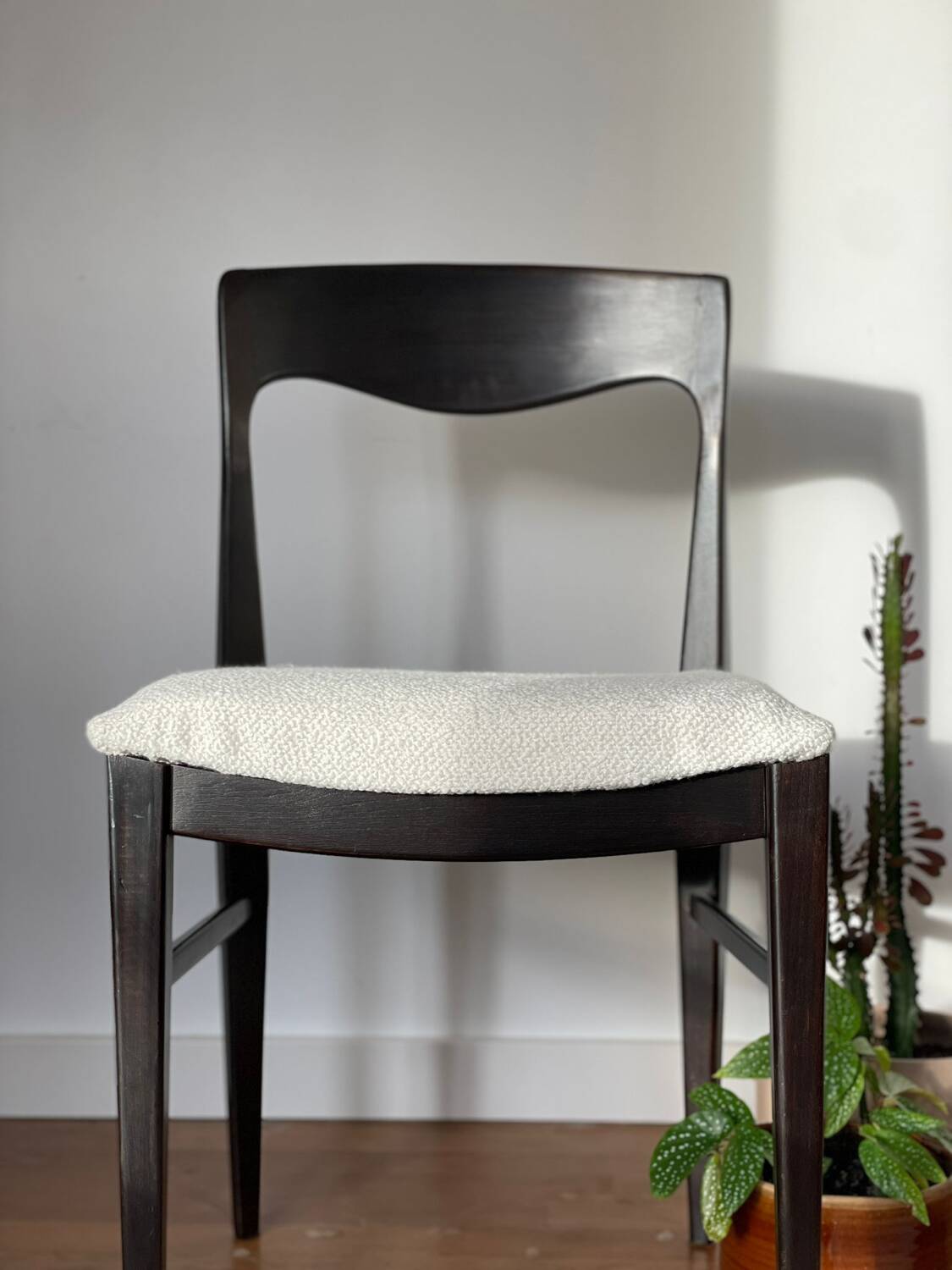 5 vintage chairs in dark wood and bouclé wool