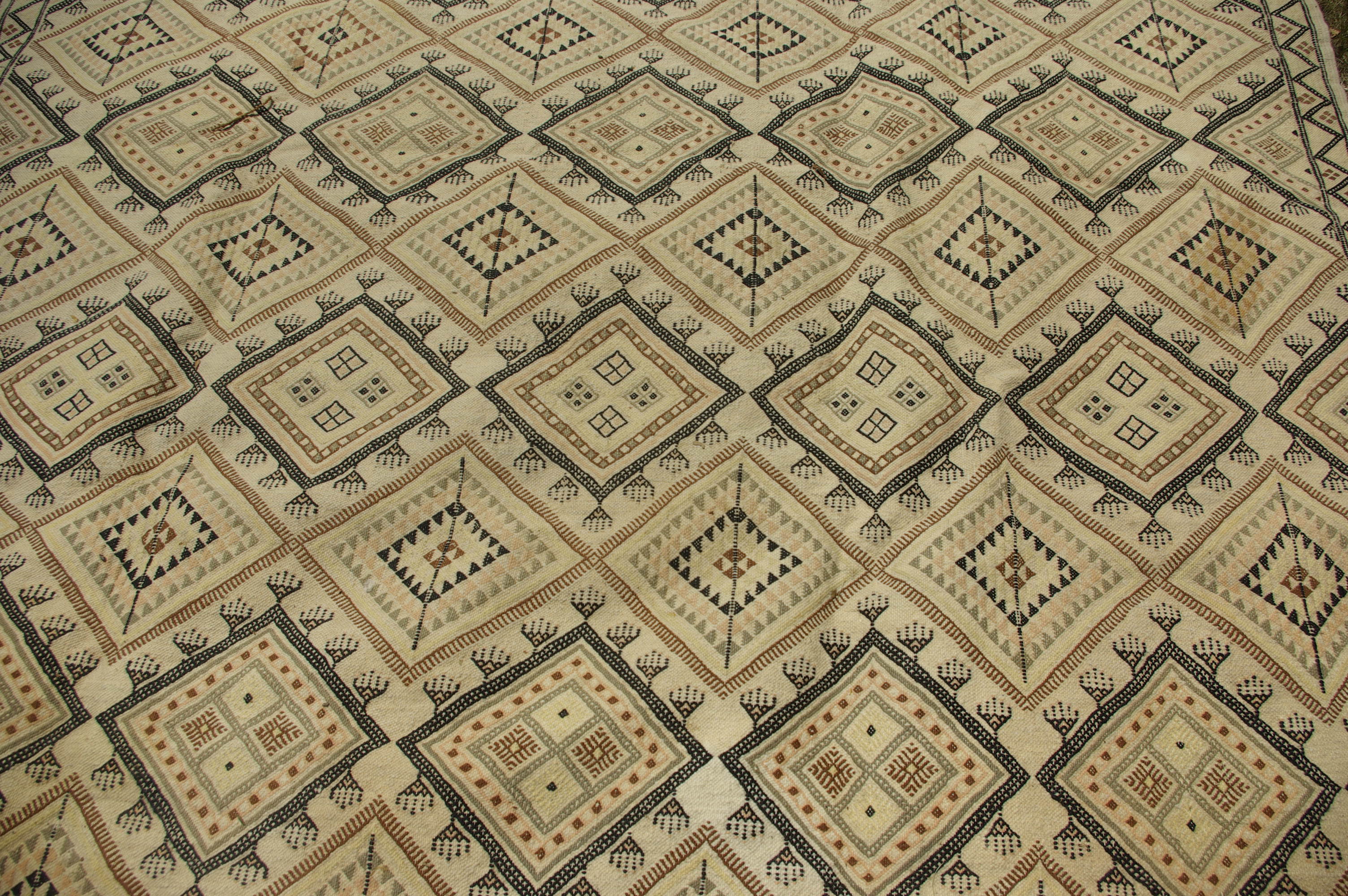 Tunisian carpet 335 cm x 225 cm