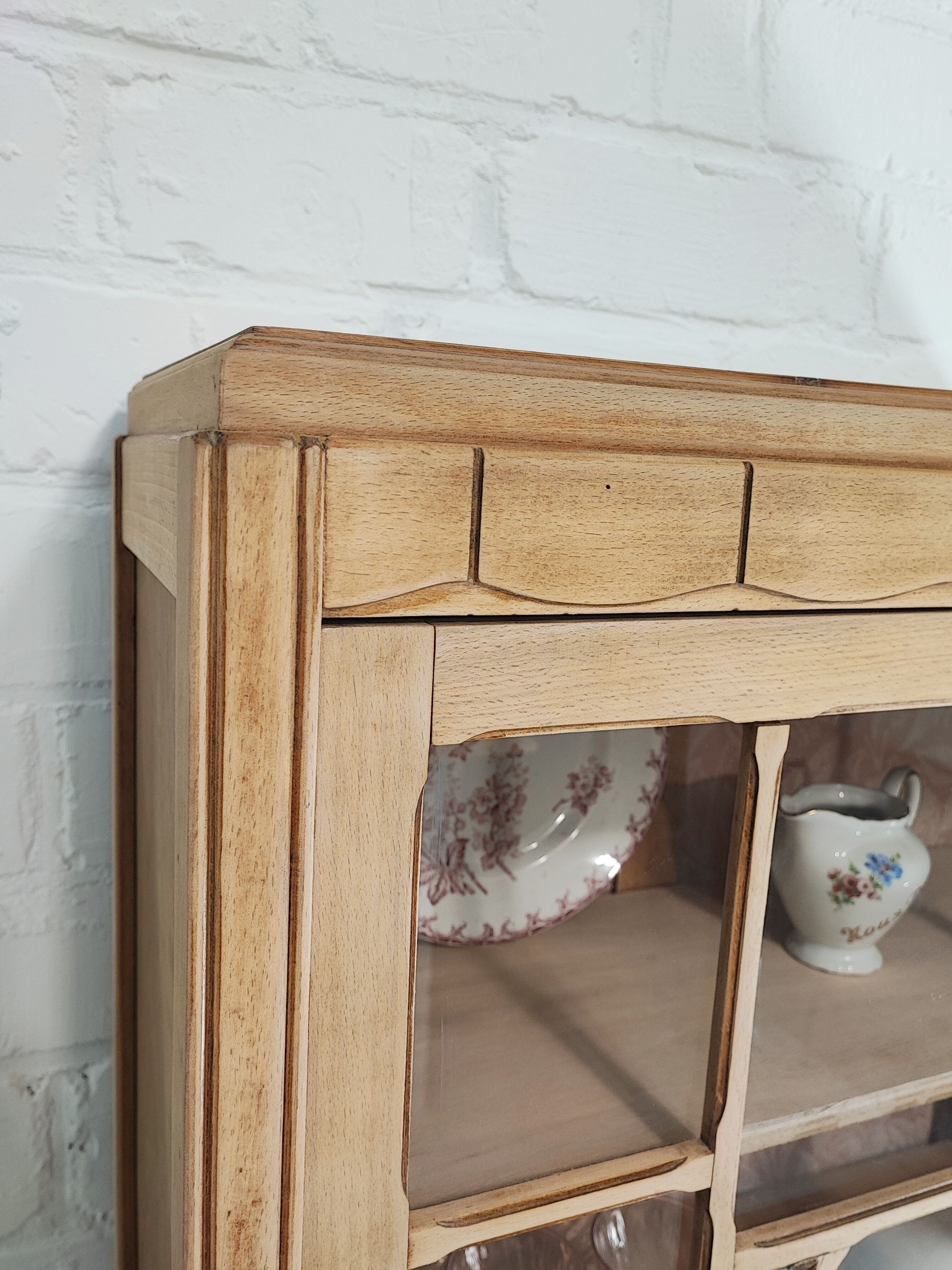 Art deco glazed hosiery