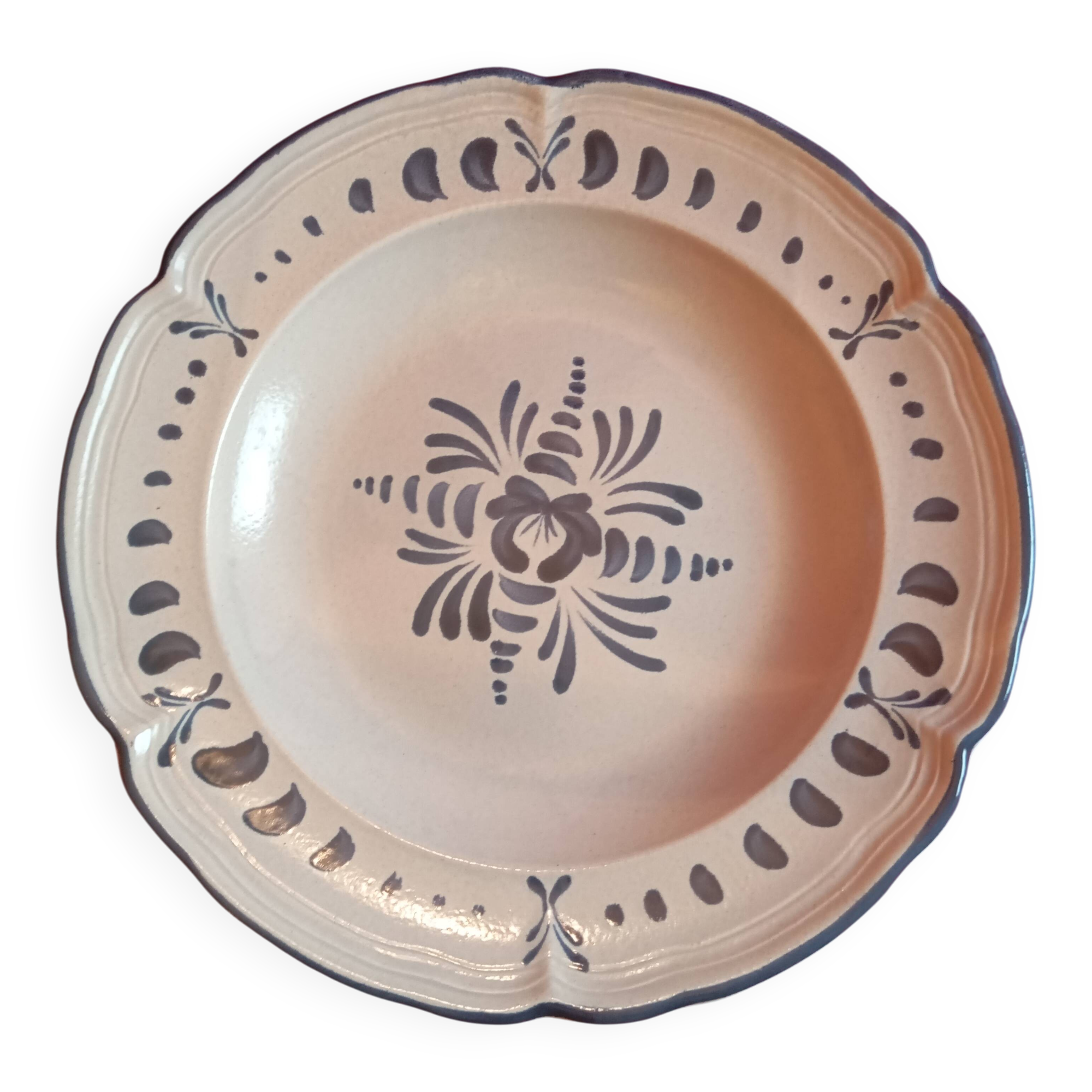 Large round plate in pornic earthenware "stuart" model