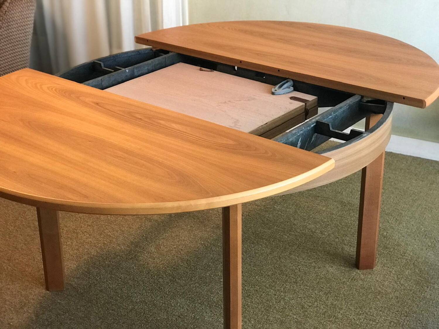 https://letabliquiberon.fr/products/table-ronde-vintage-4-chaises