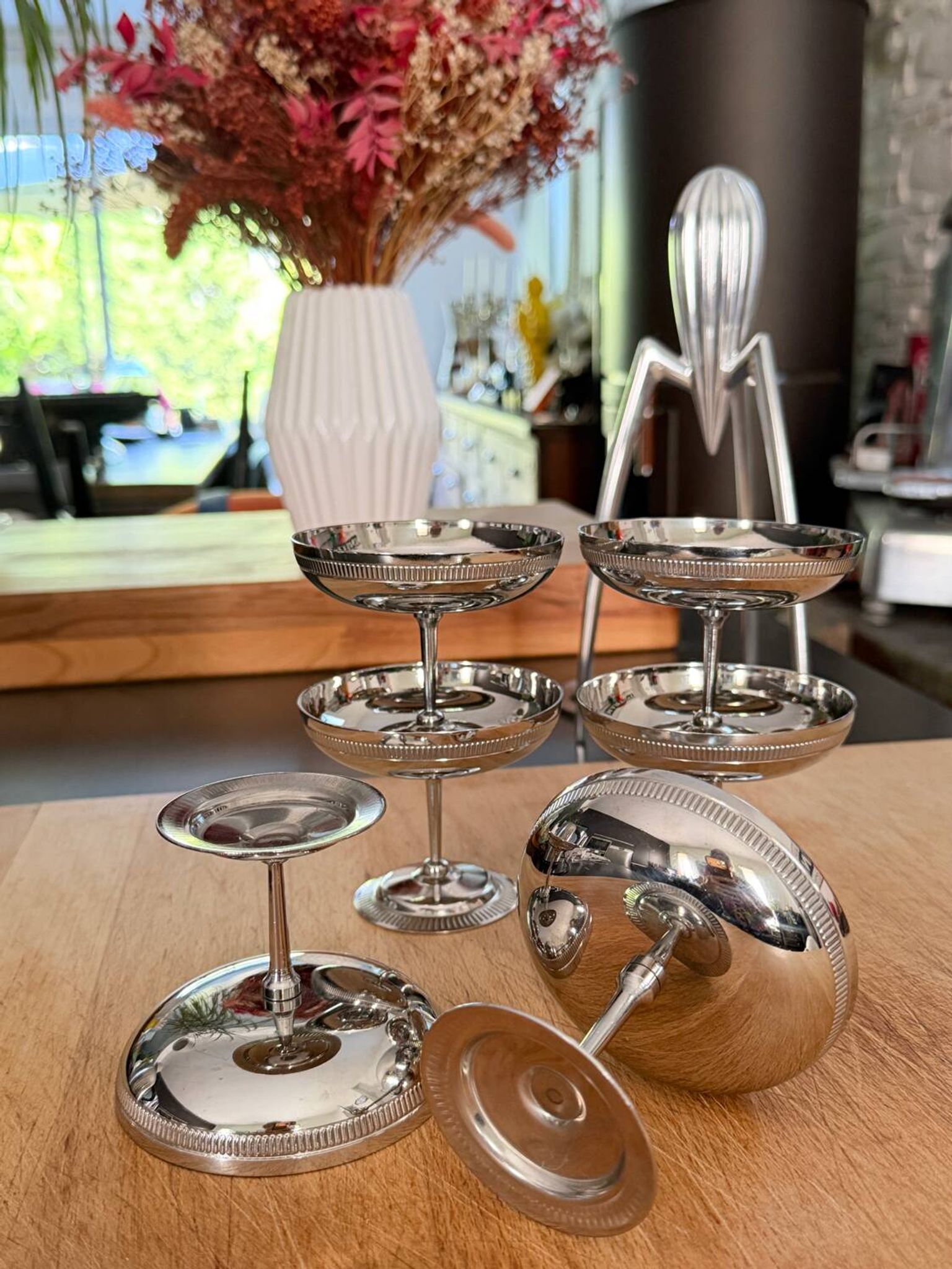 Set of 6 vintage ice cream or cocktail cups in shiny stainless steel.