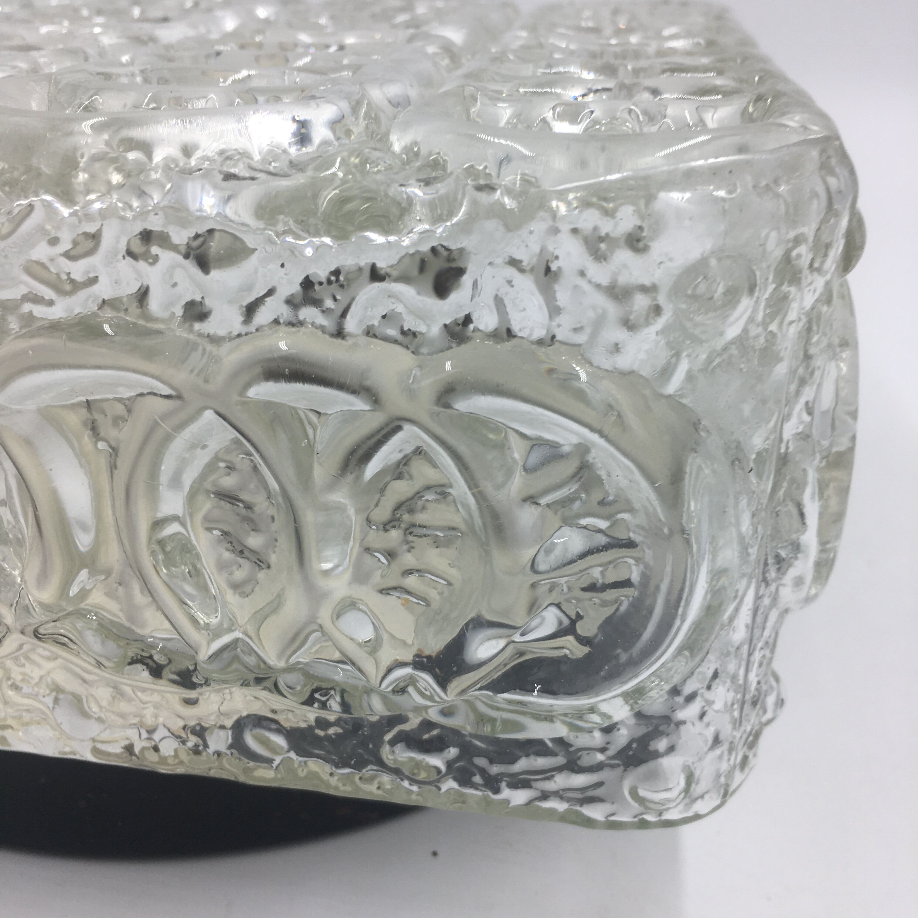 Ceiling lamp in molded glass in relief