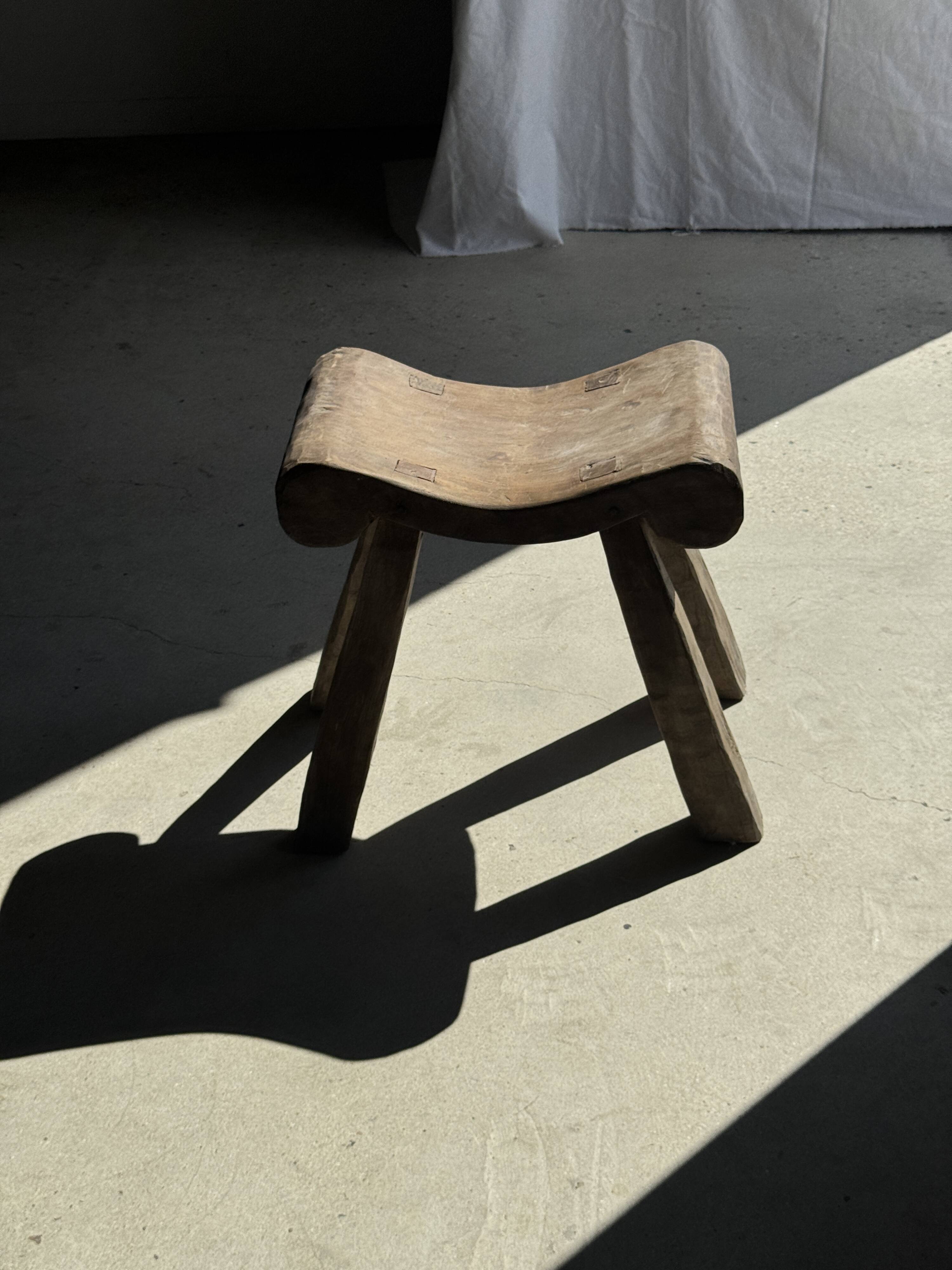 Four-legged stool in antique teak from Indonesia H 50 L 52
