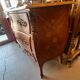 Commode galbée de style Louis XV en bois de placage et marqueterie, début XXe