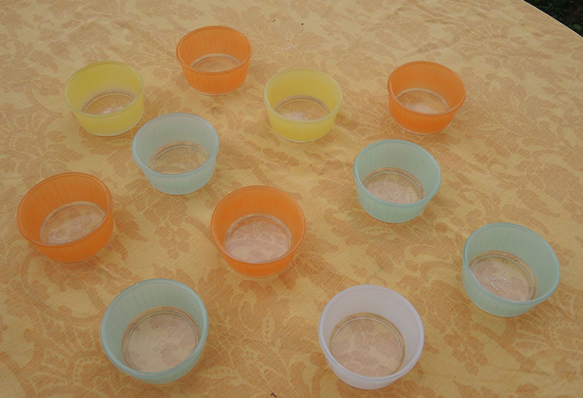 10 anciens ramequins en verre coloré Duralex pour huile calvé