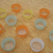 10 anciens ramequins en verre coloré Duralex pour huile calvé