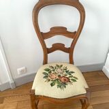 Chaise basse en bois d'acajou avec assise brodée