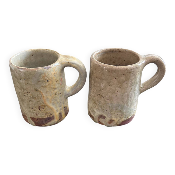 Paire de mugs en grès signées