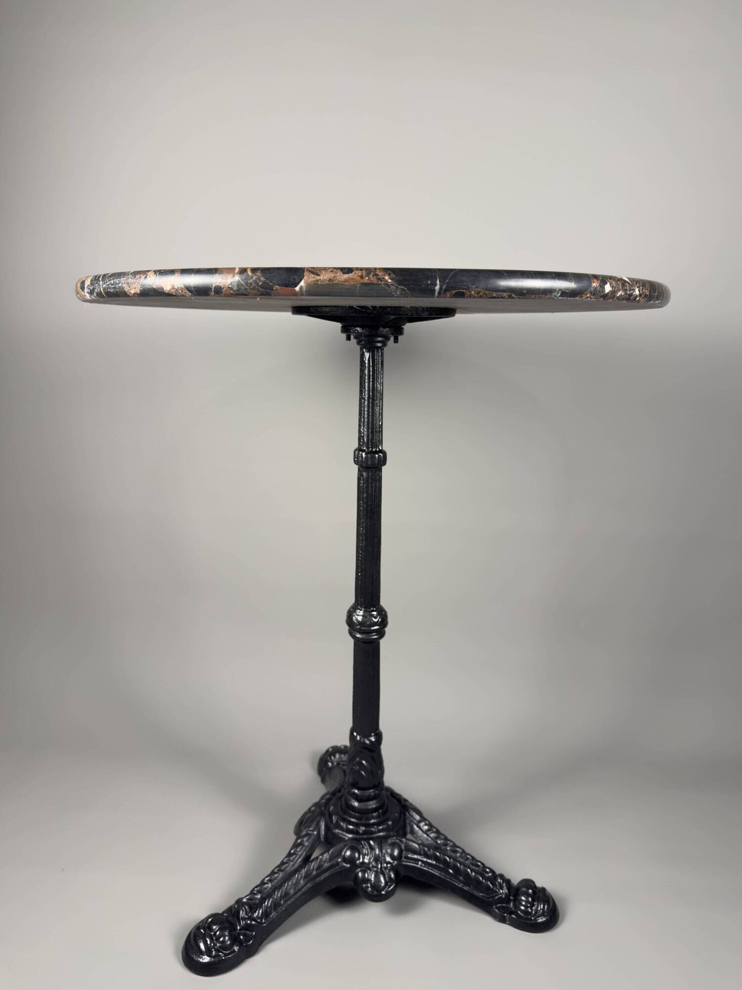 Table de bistrot français vintage avec plateau rond en marbre et base en fonte