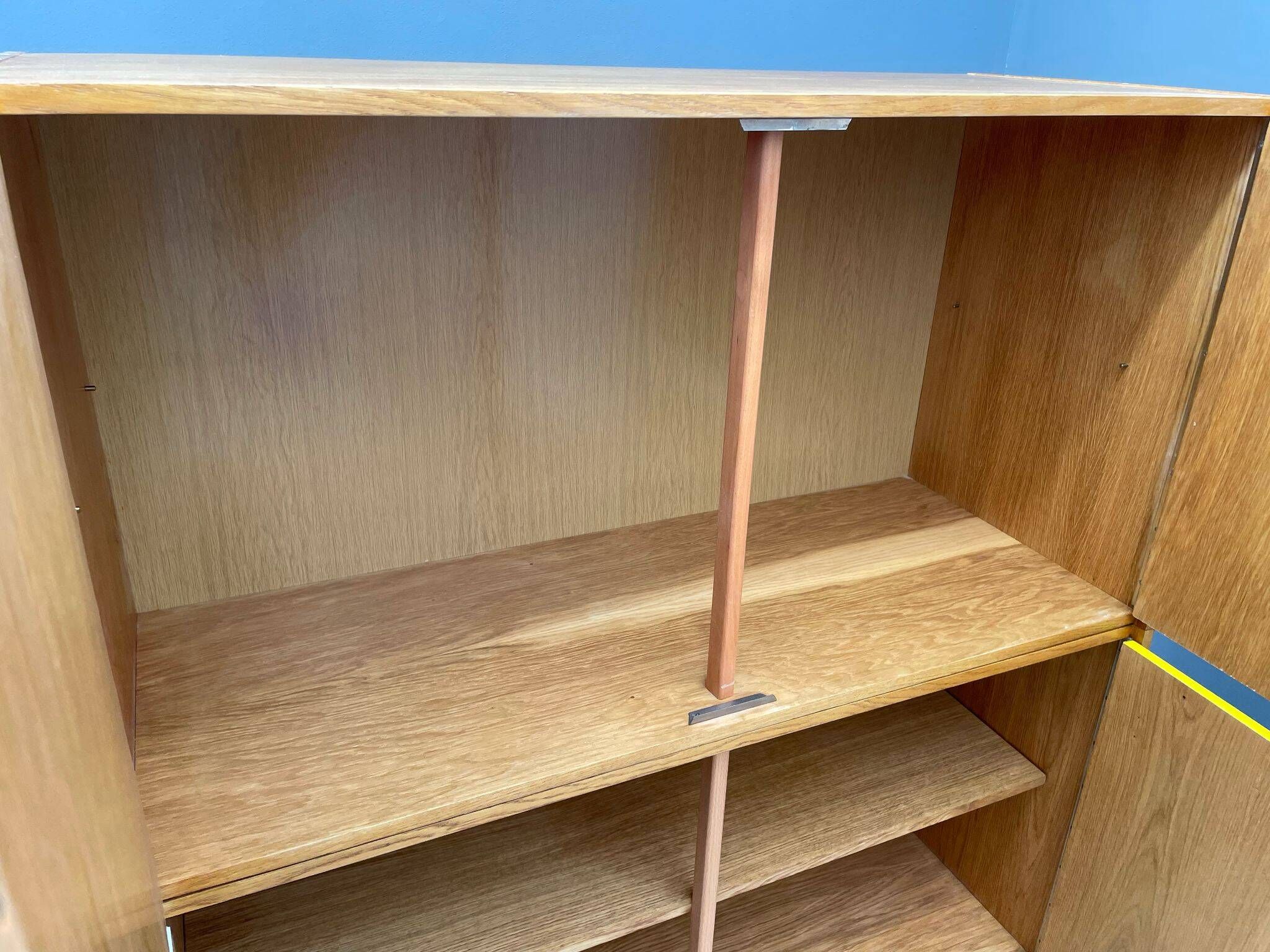 Armoire U-450 en placage de chêne, variante jaune et blanc, Jiří Jiroutek pour Inte