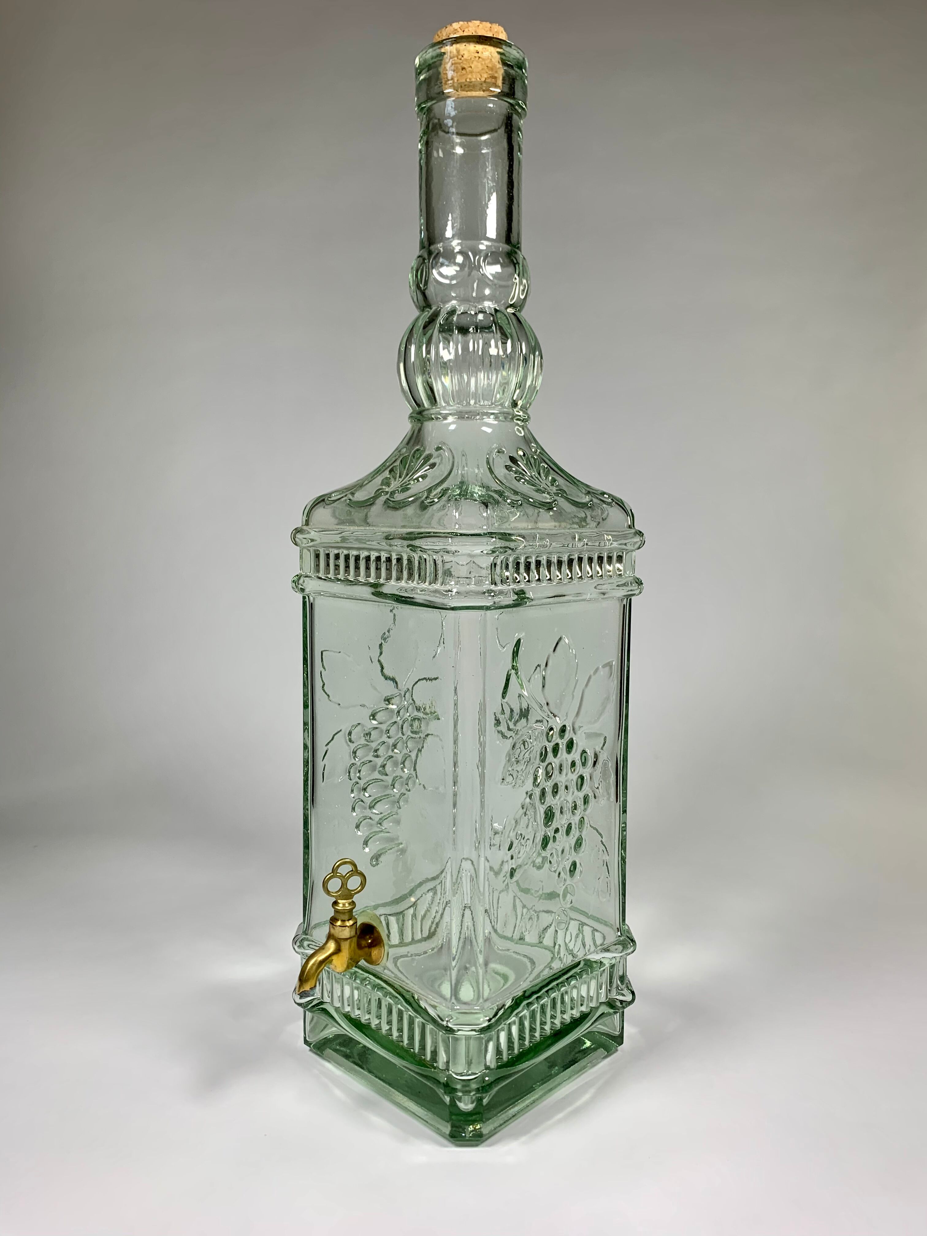 Quadrangular glass fountain and brass tap