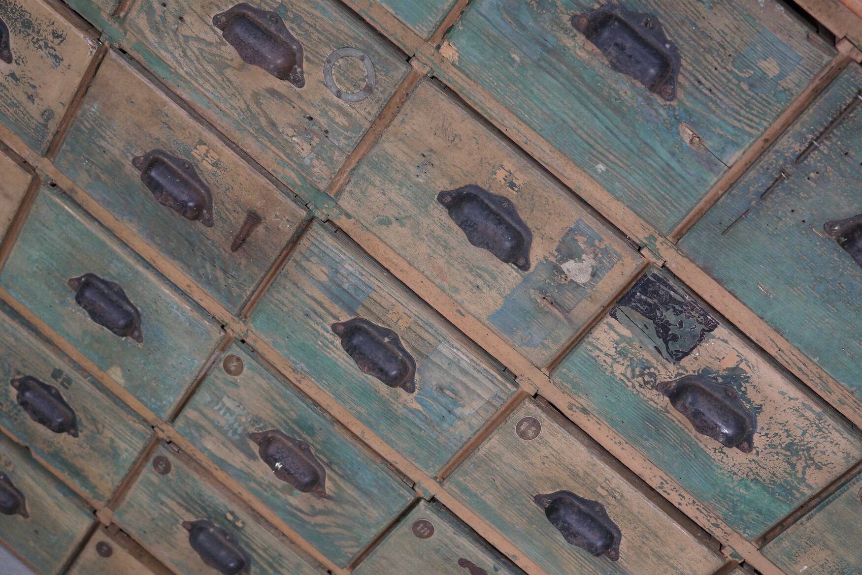 Meuble de quincaillerie industriel en pin peint, France années 1950