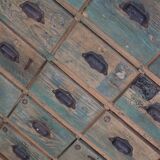 Meuble de quincaillerie industriel en pin peint, France années 1950