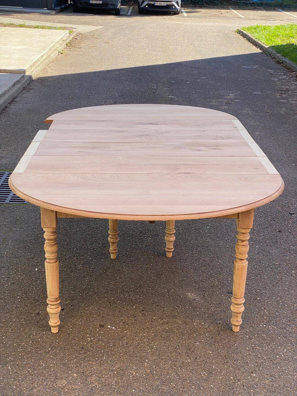 Louis Philippe round extendable dining table with renovated leaves and 4 extensions.
