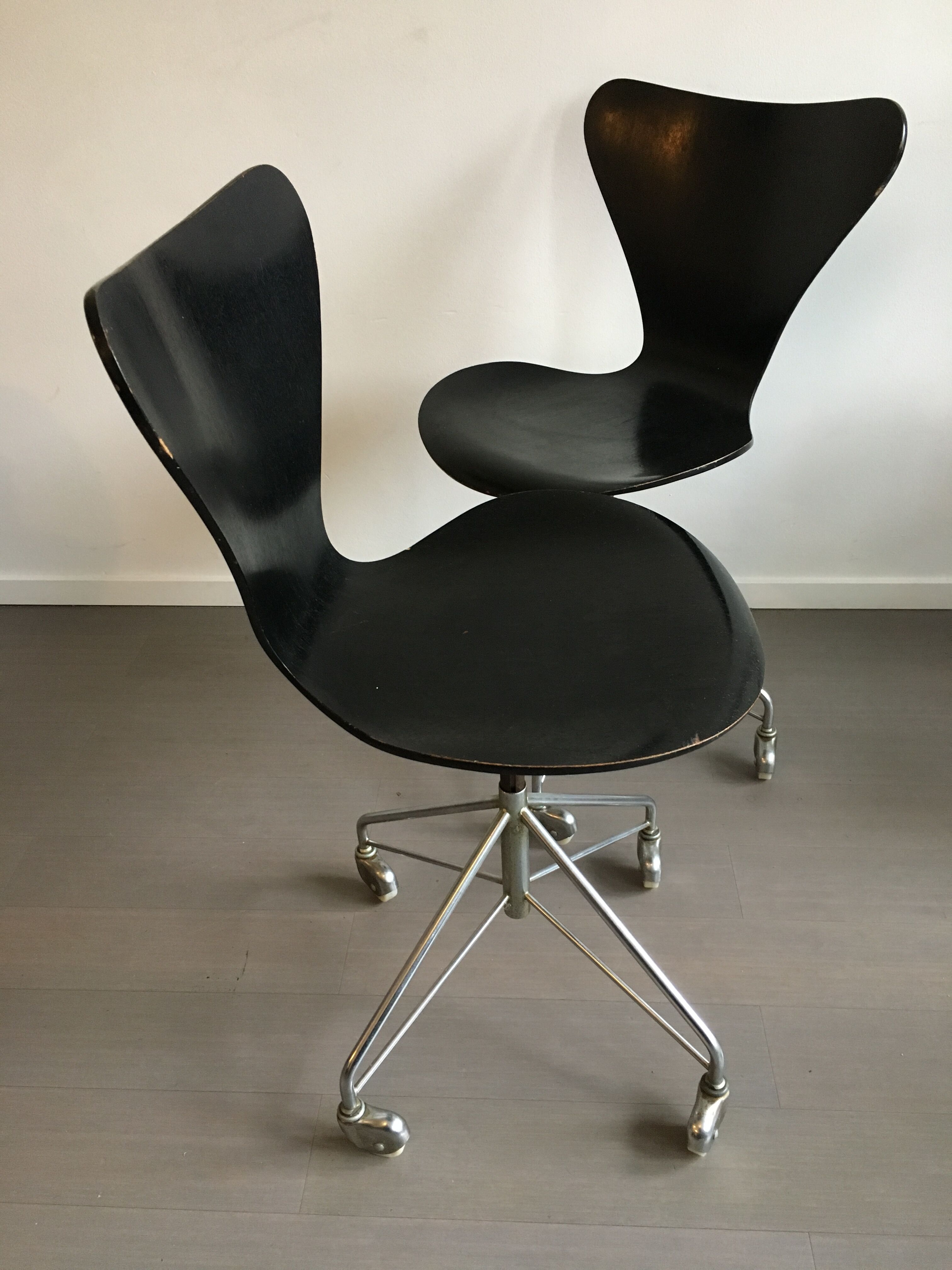 3117  chairs by Arne Jacobsen for Fritz Hansen