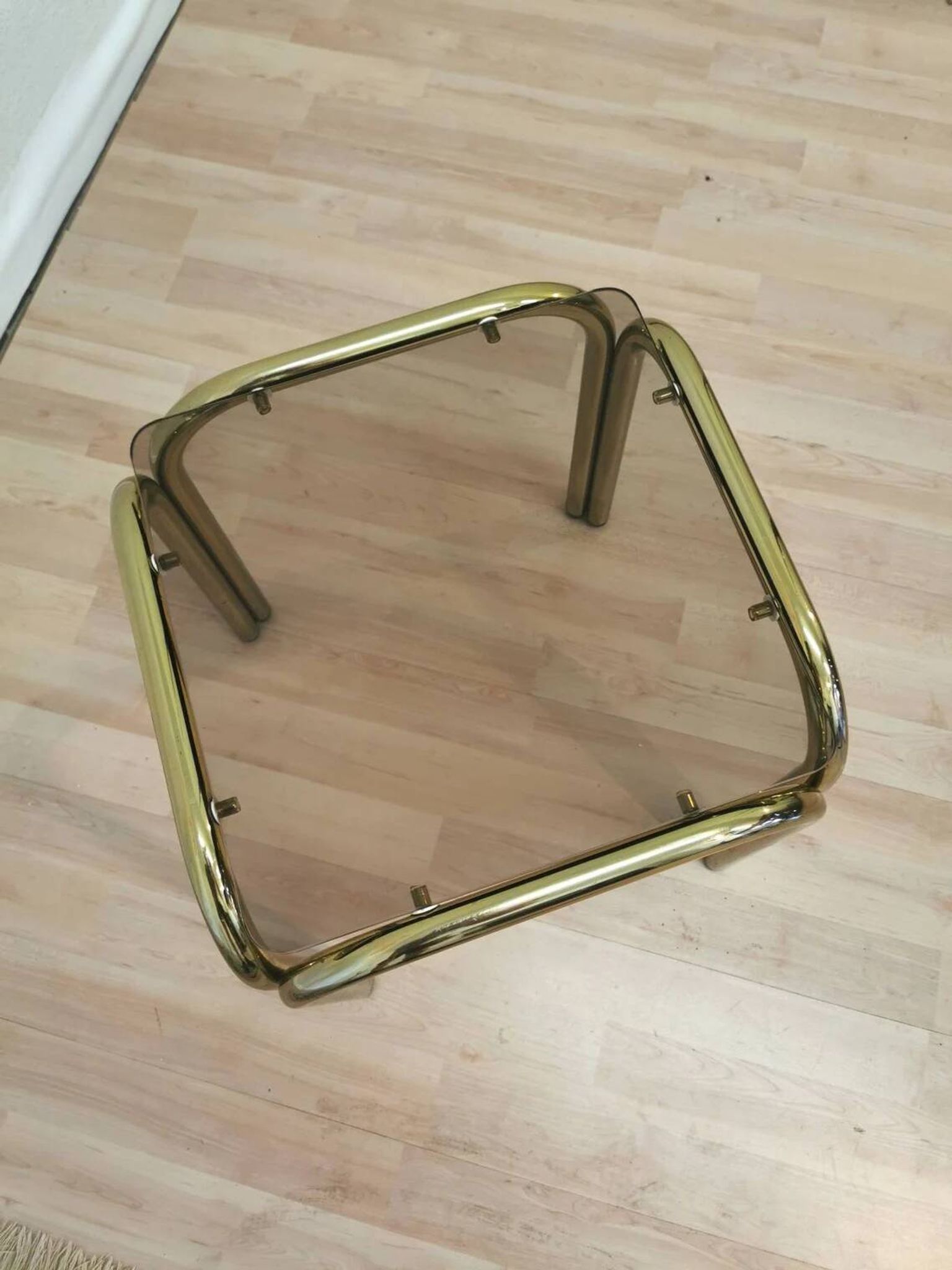 Table basse italienne vintage : laiton et verre fumé, style moderne du milieu du siècle