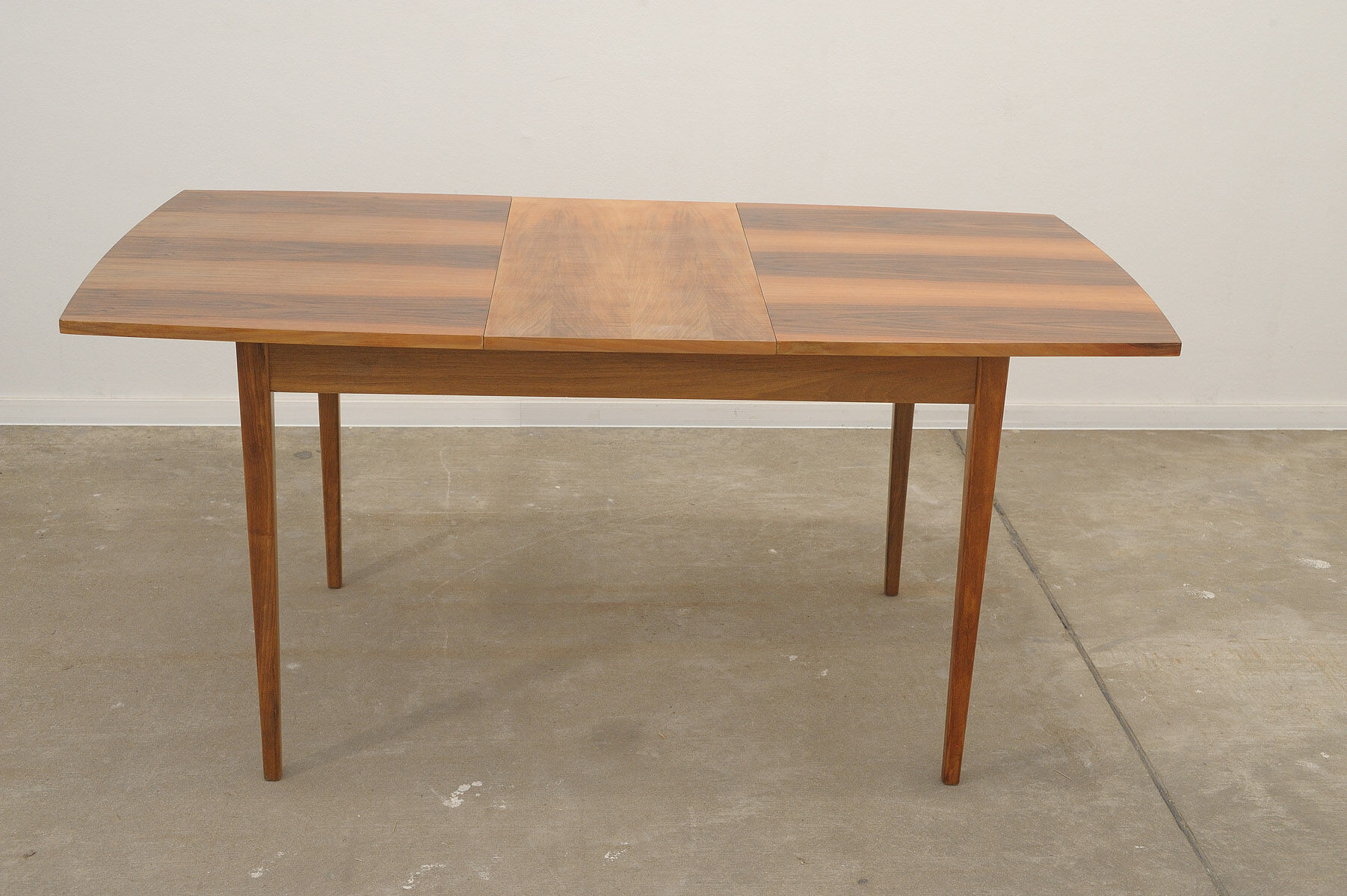 Table à manger pliante en noyer entièrement rénovée, années 1970, Tchécoslovaquie