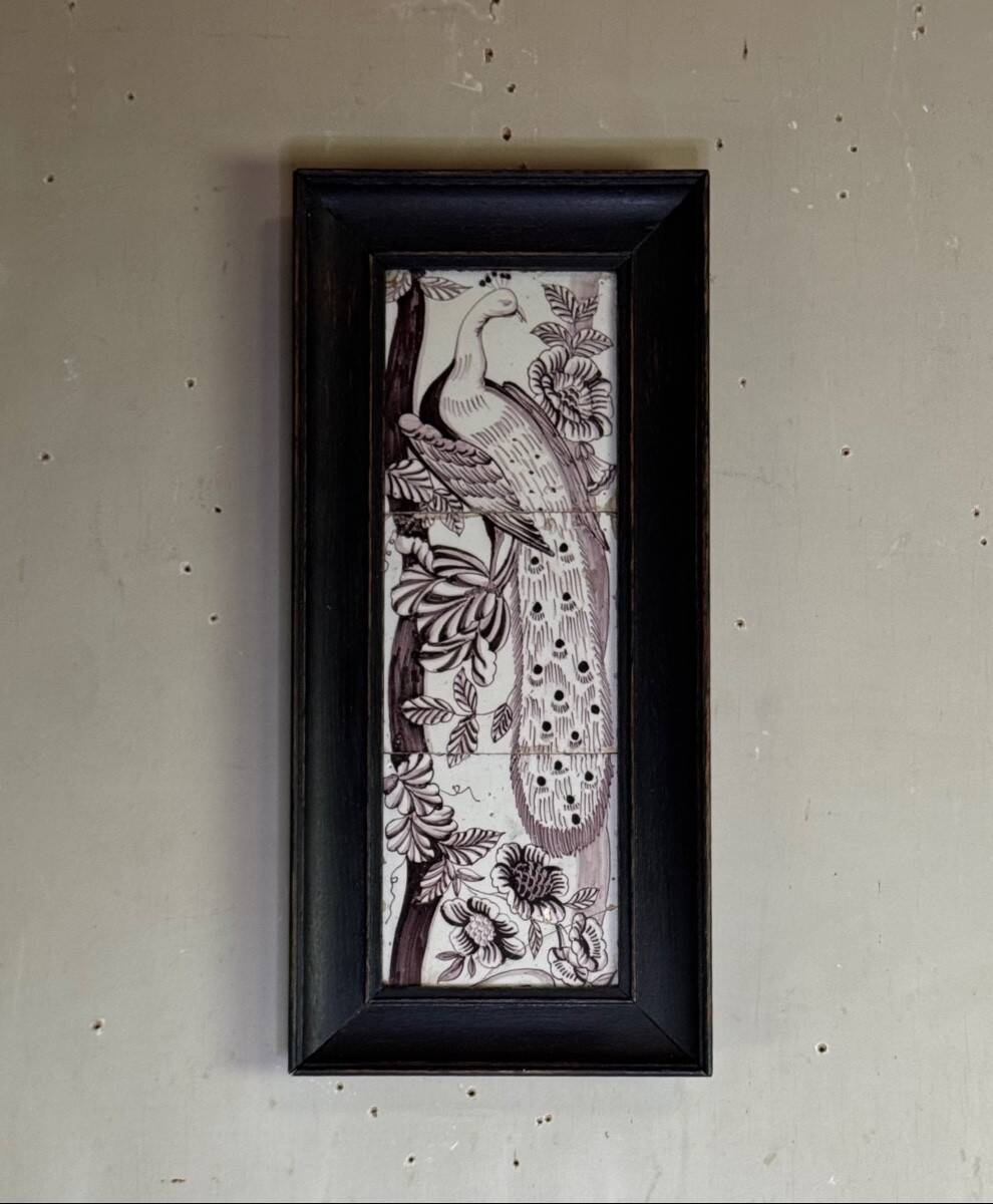 Trois carreaux de Delft manganèse formant un portrait de paon, XVIIIème siècle