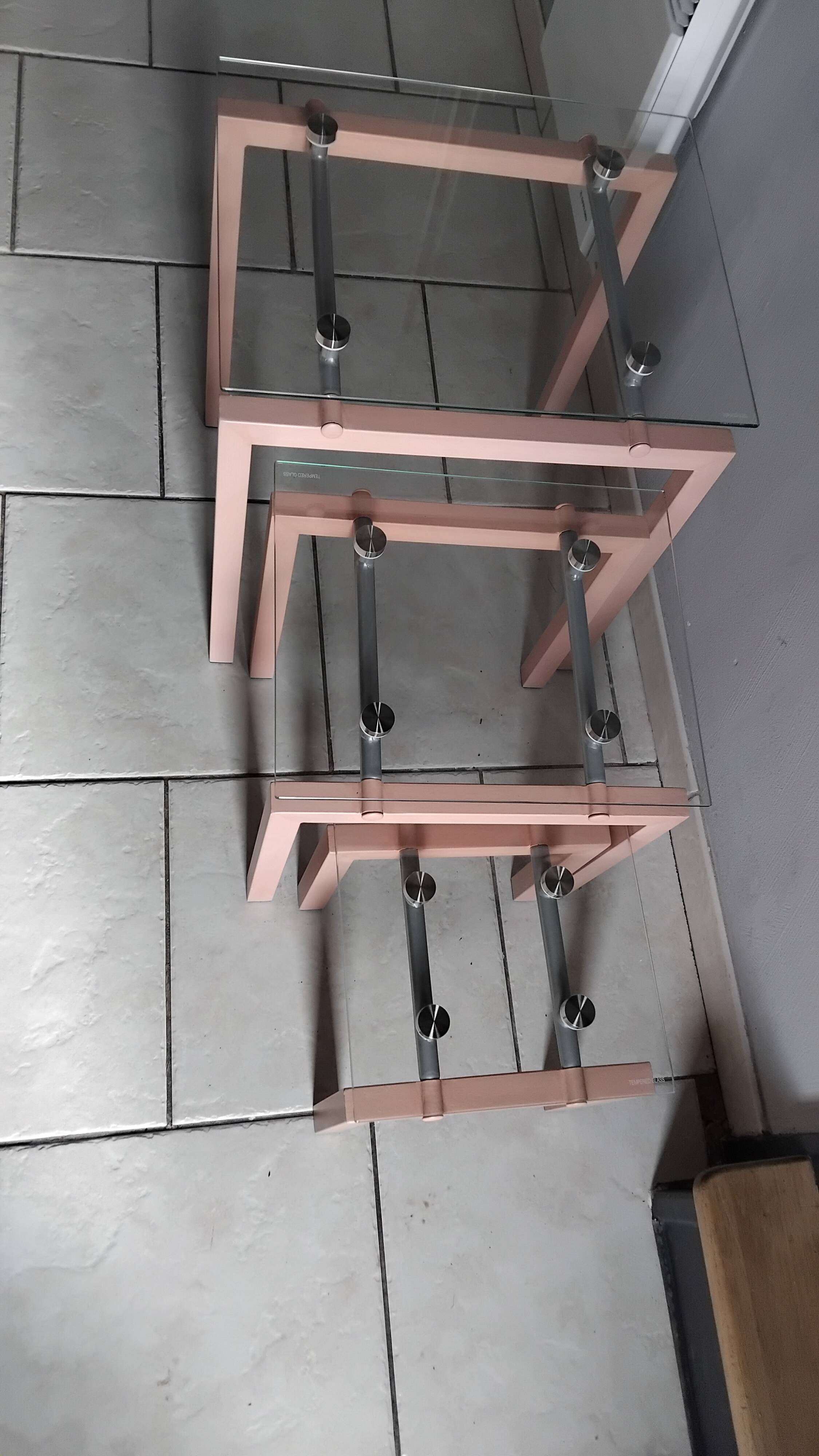 Table gigognes métal et verre