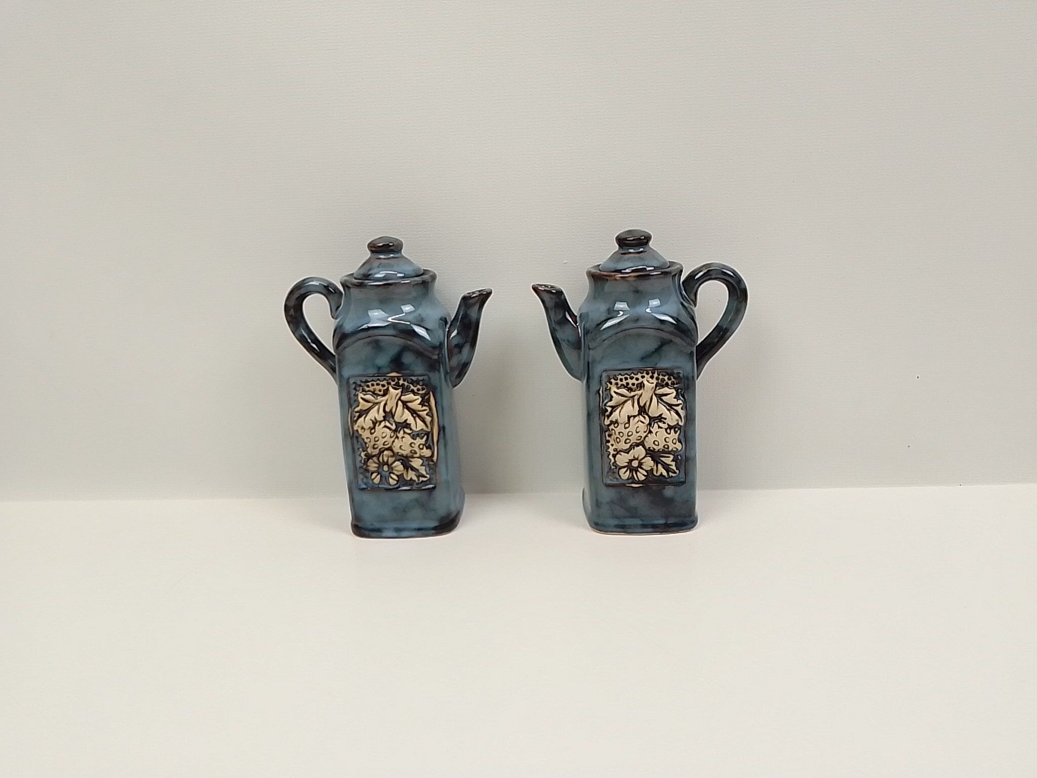 Oil and vinegar set in blue marbled style ceramic