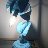 Ancienne lampe en forme plante en métal émaillé bleu