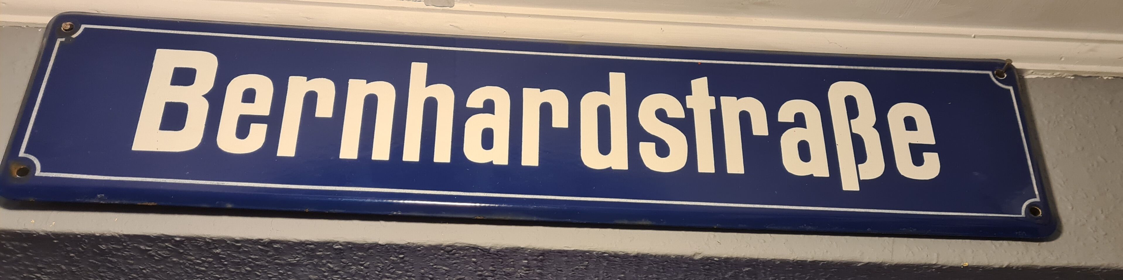 Vieille nom the back and enamel