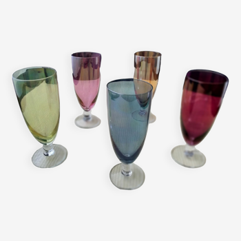 5 flutes en verre de différentes couleurs