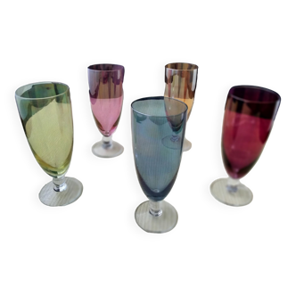 5 glass flutes of different colors