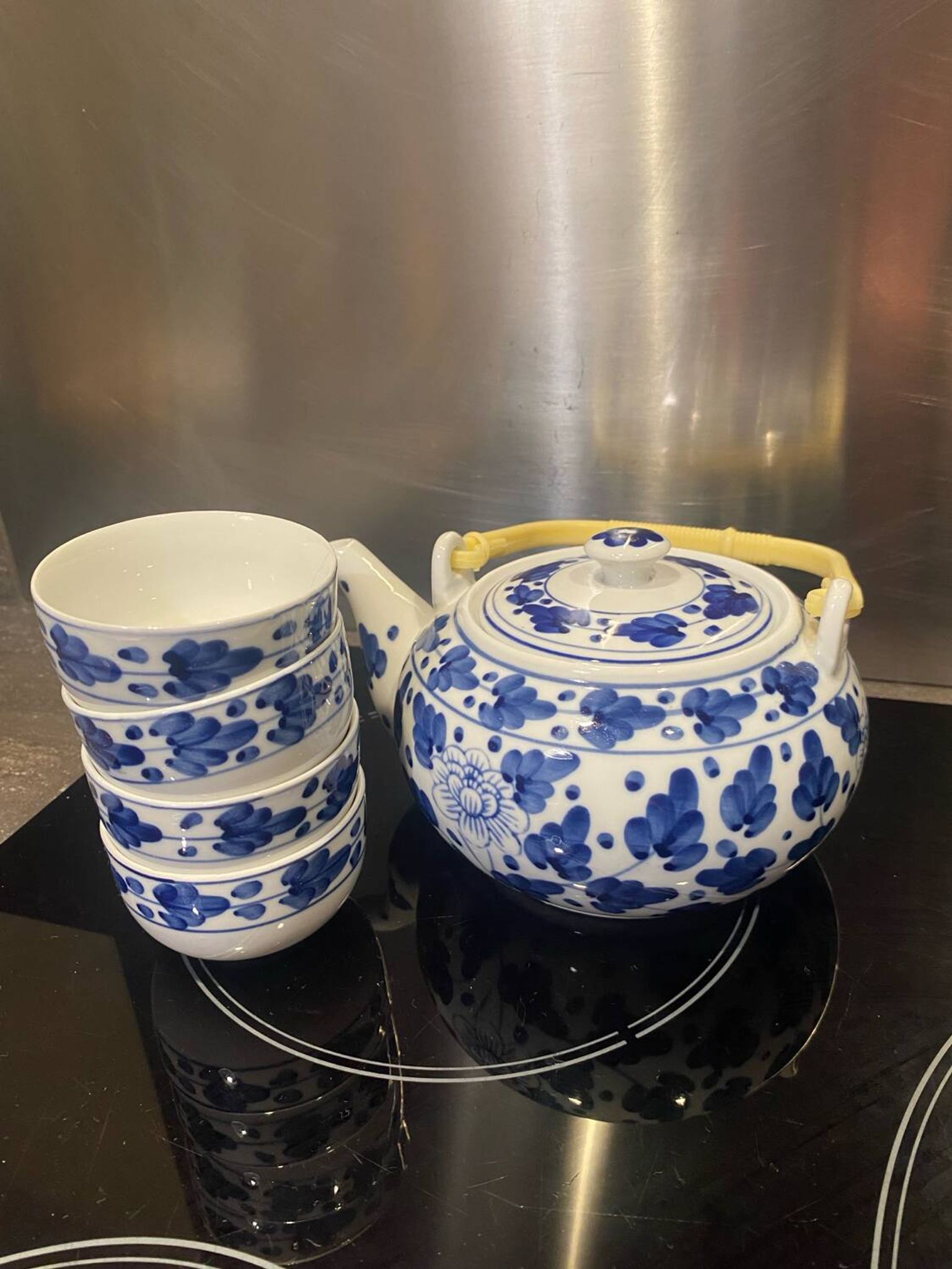 Service à thé en céramique bleue et blanche