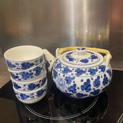 Service à thé en céramique bleue et blanche