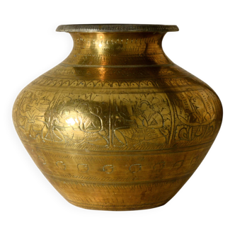 Ancient ethnic vase in bronze, handcrafted in India, 17x14cm.